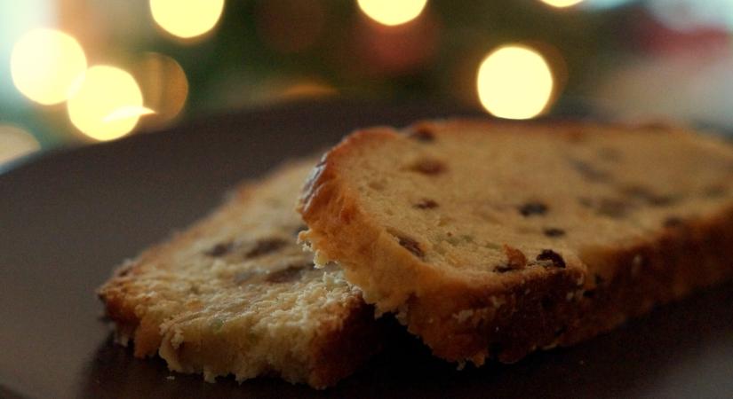 Karácsonyi gyümölcskenyér mérleg helyett egy bögrével – és garantált a siker!