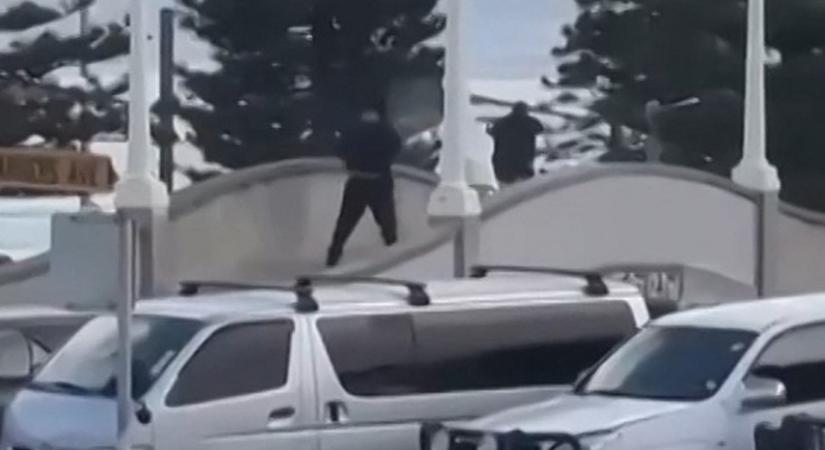 Ausztrál terrortámadás: videón, ahogy az egyik támadótól elveszi a fegyverét egy hős civil férfi