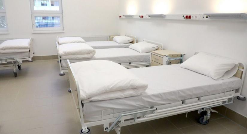 A betegrámpát elállva fenyegetőztek a fideszes álírásgyűjtők egy kórház előtt