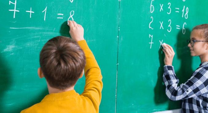 „A lányok követik a szabályokat, a fiúk kísérleteznek” – új kutatás magyarázza a matematikai gondolkodásbeli különbségeket