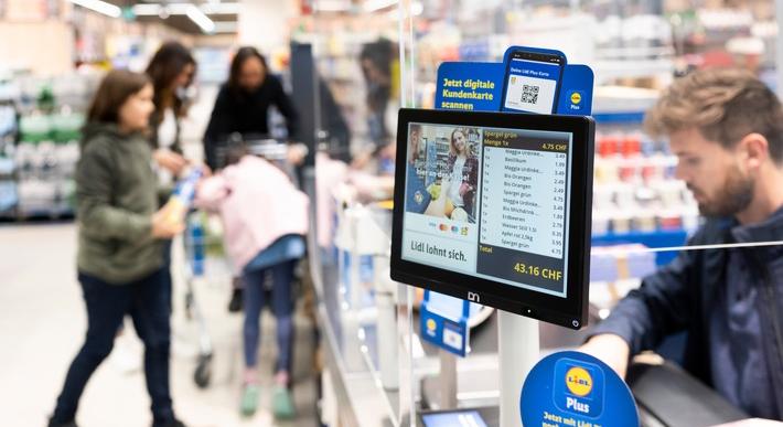 A Lidl megmutatta, hogyan kell segíteni az autósokon: Svájcban 21 euróért adták az éves autópálya-matricát