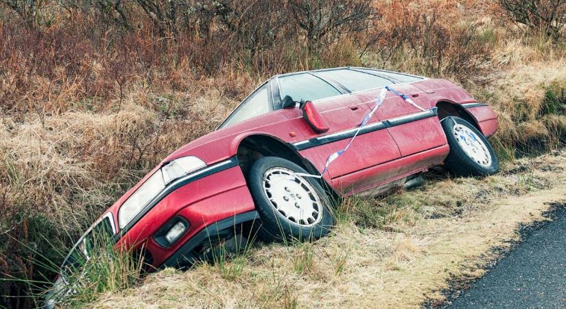 Árokba csapódott egy autó Tiszaburán