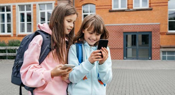 Eddig nem lenne szabad saját okostelefont adnod gyerekednek: kevesen tartják be