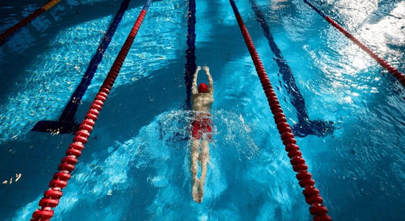 Videón az uszoda medencéjében elmerült Jaguar, amiből egy 5 éves kislányt mentettek ki