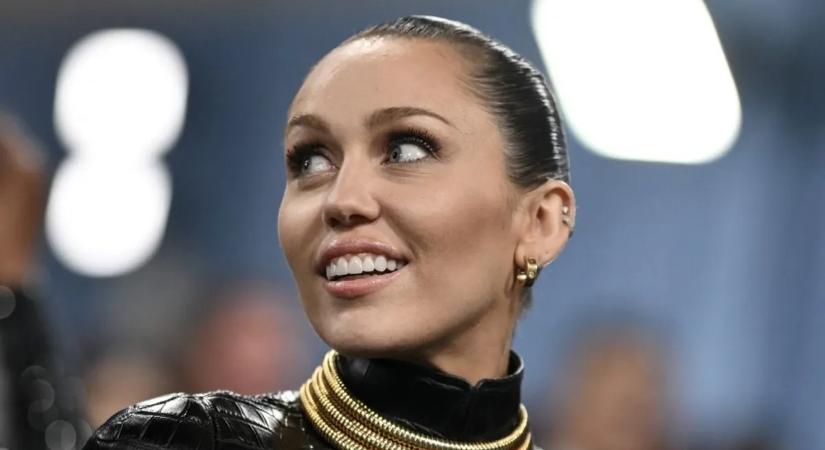 Egy nő beperelte Miley Cyrus apját, mert az énekesnő anyjának hiszi magát