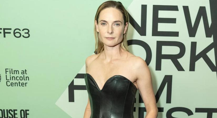 Rebecca Ferguson dekoltázsánál csak hosszú combjai csábítóbbak – mutatjuk a szexi képeket