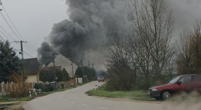 Tűzeset Baracson: melléképületből terjedtek tovább a lángok