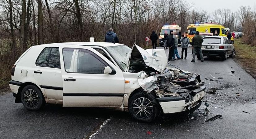 Szarvas okozott hatalmas karambolt, négy autó ütközött