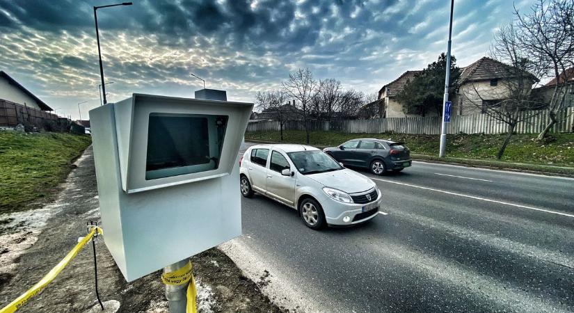 A közbiztonságot szolgálják, mégis célponttá váltak: trafiboxot rongáltak Tatán