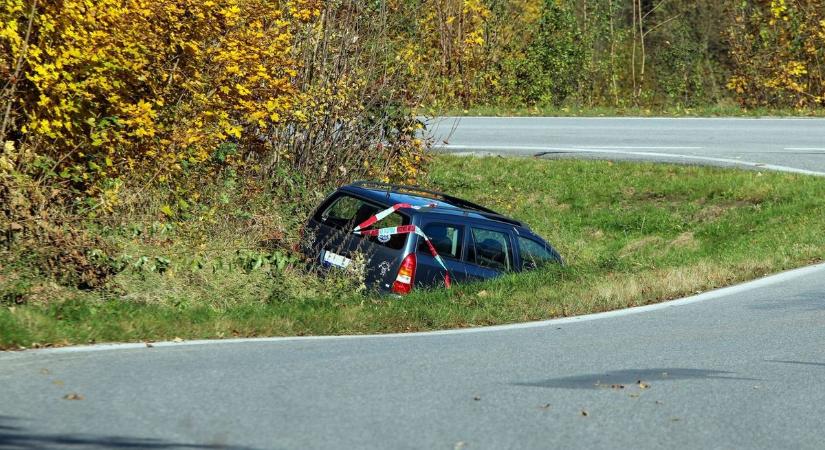 Árokba hajtott egy autó, teljes útzár az 58-as főúton
