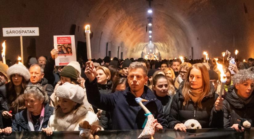 Die Welt: Több mint 50 ezren követelték Orbán Viktor lemondását a Karmelitánál