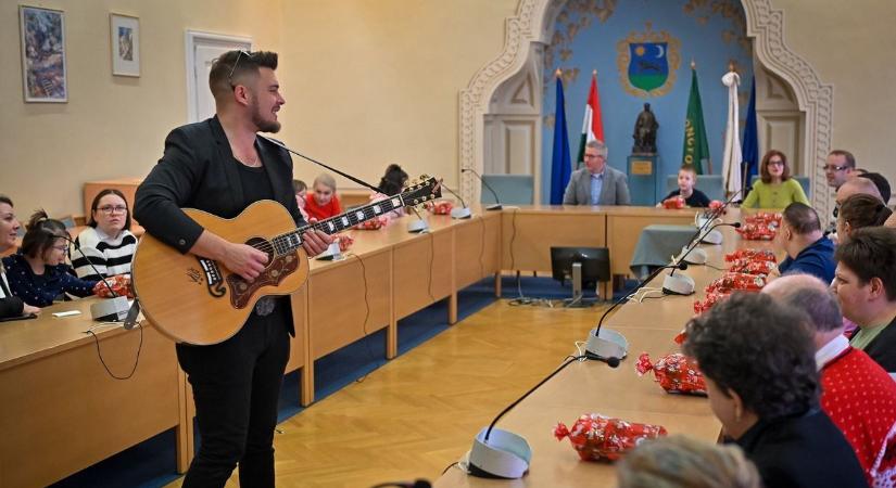Átalakult a városháza, a gyöngyösi zenélésre még a Mikulás is ellátogatott