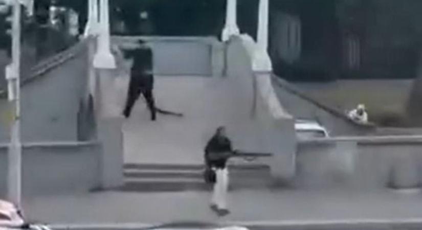 Felkavaró jelenetek: videón az ausztrál terrortámadás – így kapták el a két iszlamista terroristát (VIDEÓ)