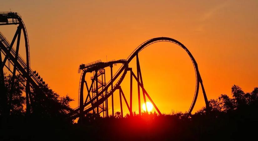 A hullámvasúton elhunyt férfi barátnője segítségért kiáltott, de senki sem segített