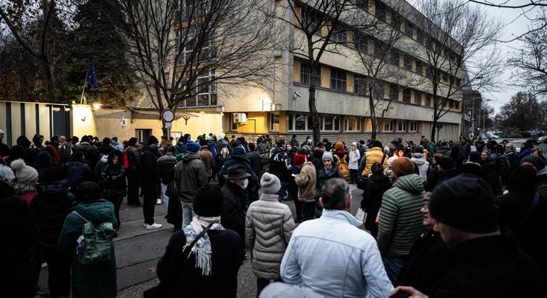 Teljes rendőrségi zárlat a Szőlő utcában, több ezren tiltakoztak a javítóintézetnél