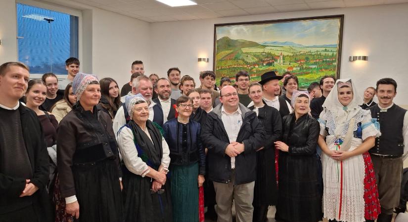 Barslédeci lucázás – győri bencés diákok látogatása