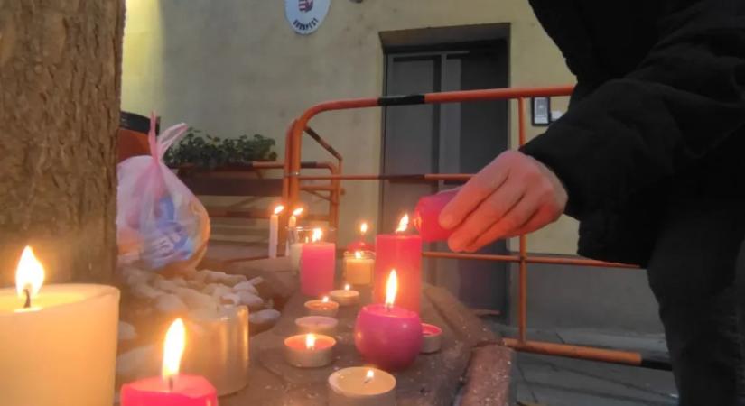 „Elvártam volna, hogy a kormány kimondja: ez elfogadhatatlan” – néma tüntetés a Szőlő utcánál