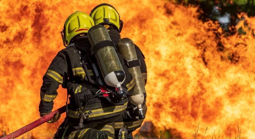 Gázpalackok is robbantak! Két garázs égett Nagykozár külterületén