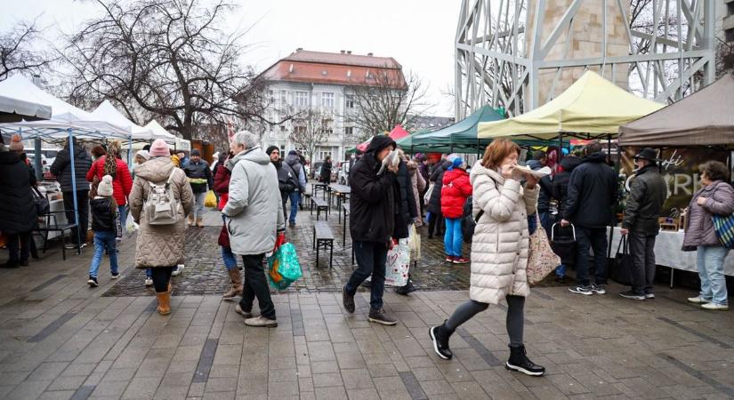 Híre ment a különleges áruknak, az esőben is sorban álltak értük a vevők – galériával