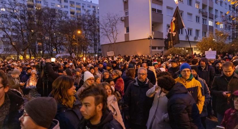 A „mocskos Fidesz” skandálást is leintik a néma tüntetésen a Szőlő utcai intézetnél – fotók