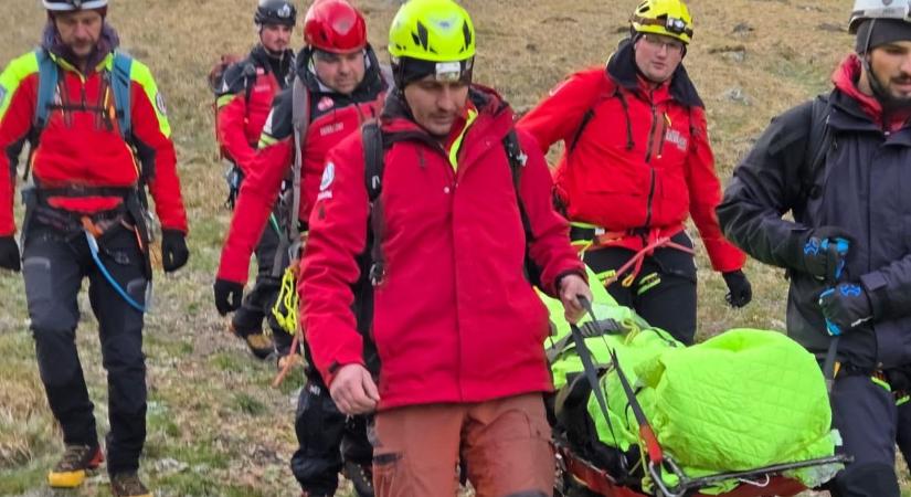 Tizenhat órás mentőakció során hozták le a hegyről a Fogarasi-havasokban megsérült turistát (VIDEÓ)