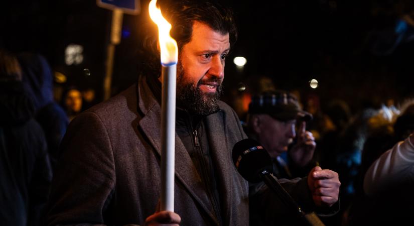 Puzsér Róberték néma tüntetést tartottak a Szőlő utcánál