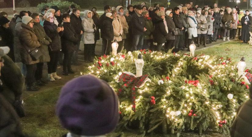 Fellobbant az öröm lángja a város adventi koszorúján