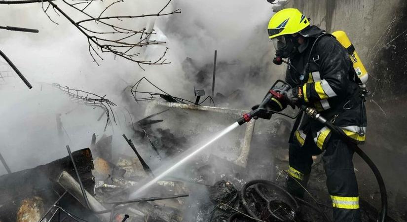 Képeken a baracsi tűzeset: friss információk az oltásról és a keletkezett károkról (galéria)