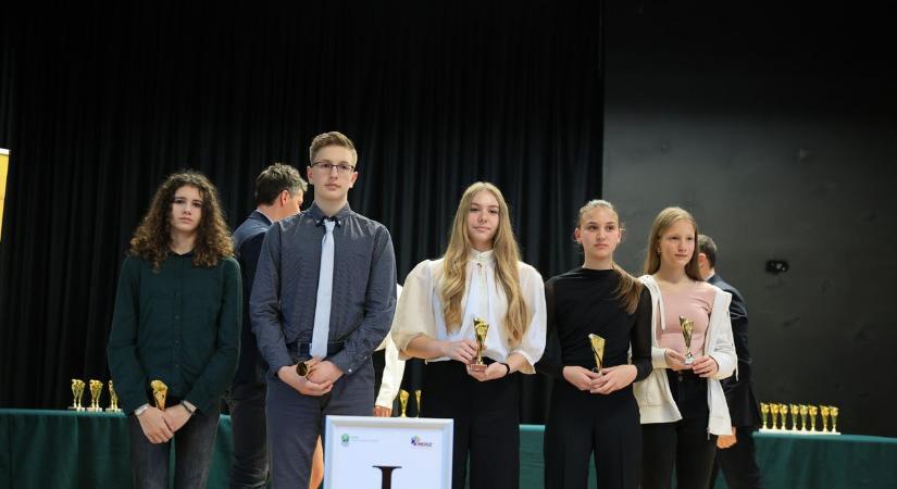 Őket díjazták diákolimpiai aranyérmük után a Diáksport Egyesület évzáróján (galéria)