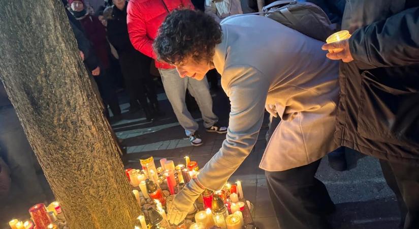 Dobrev Klára gyertyát gyújtott a Szőlő utcában, és fontos ígéretet tett