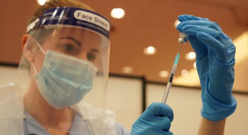 Szerbiában már a lakosság öt százalékát beoltották koronavírus ellen