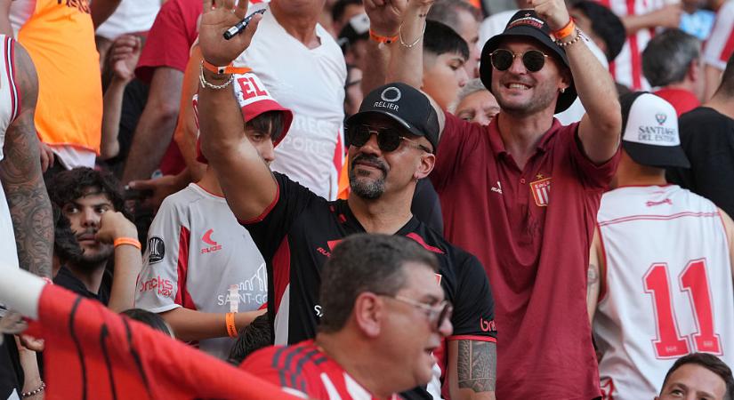 Hiába tiltották el, a szurkolók közül ünnepelte a bajnoki címet a klubelnök