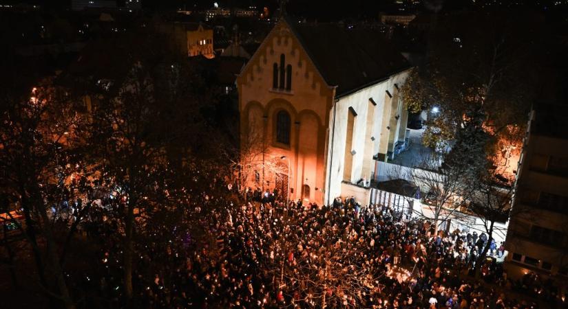 Szózattal zárul a néma demonstráció