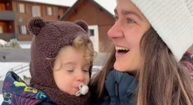Elolvadtunk Gyarmati Panka videójától – 20 hónapos kisfia kipróbálta a snowboardozást