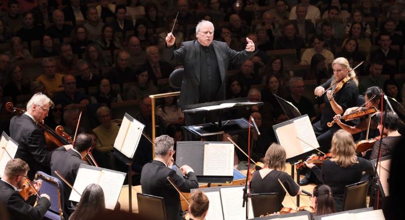 Világszínvonalú játék, elementáris erő, álló taps és ováció mindenütt – magyar zenekart ünnepelnek a britek