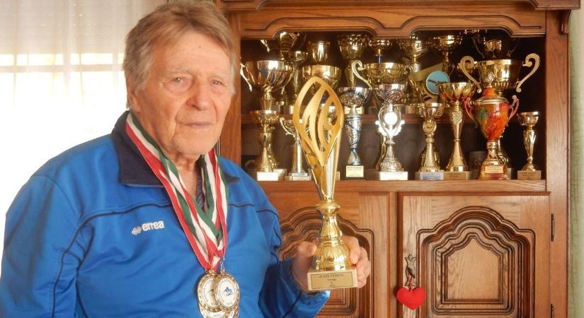 Nem hiszed el! Aczél Ferenc 90 évesen is repül és érmeket nyer