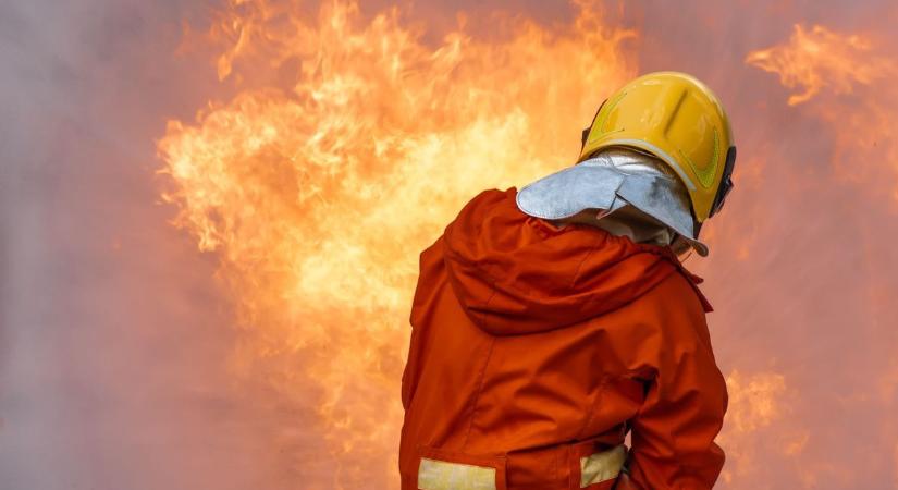 Több órán keresztül küzdöttek a tűzoltók a hatalmas lángokkal