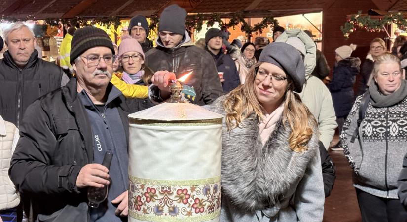 „Az öröm az egyetlen dolog a világon, ami megduplázódik, ha megosztjuk másokkal” – fellobbant a harmadik gyertya a város adventi koszorúján
