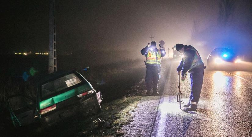 Durva baleset az M60-ason: ismét az árokban kötött ki egy autó, teljes a káosz Birjánnál