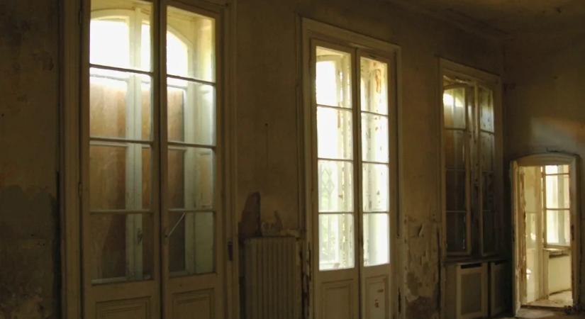 Gyerekrajzok és befalazott tükör: sötét titkokat rejt a kísértetvilla - Galéria