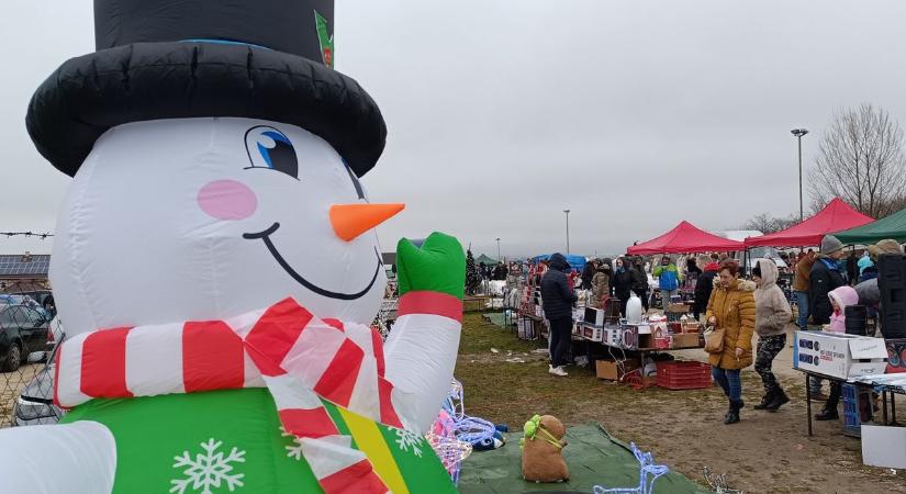 Itt egy fontos tipp, hogy szereld fel a karácsonyi égősort a házra