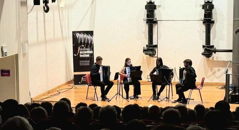 Teltházas koncertet adott Kiss Péter egy egykori vízerőmű épületében