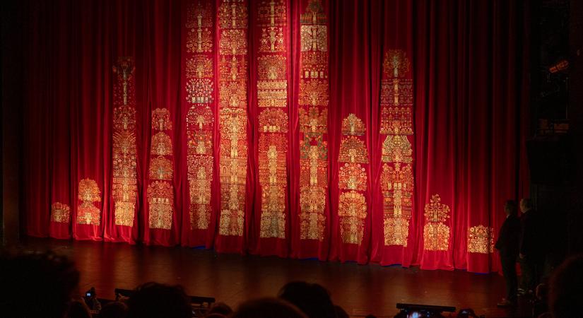 A Nemzeti Színház új díszfüggönye