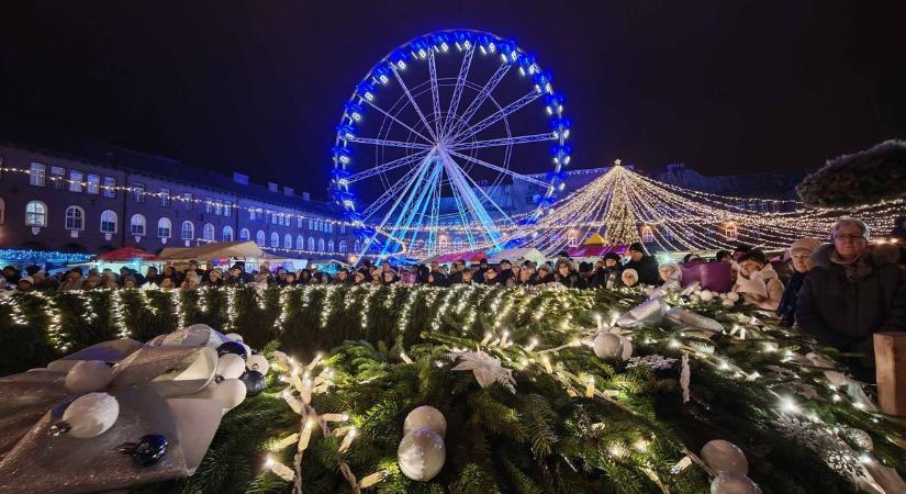 Fellobbant az öröm lángja, meggyújtották a harmadik adventi gyertyát