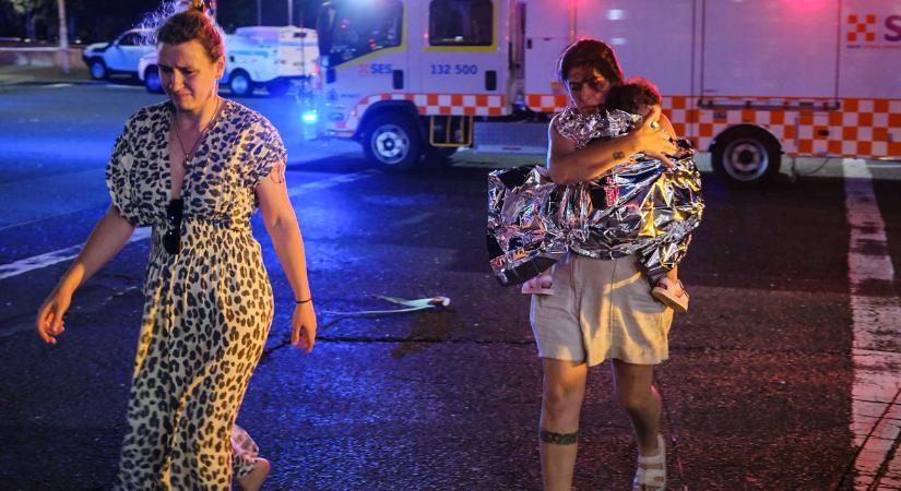 Két lövést kapott és kórházban a hős, aki lefegyverezte Sydney-ben az egyik terroristát