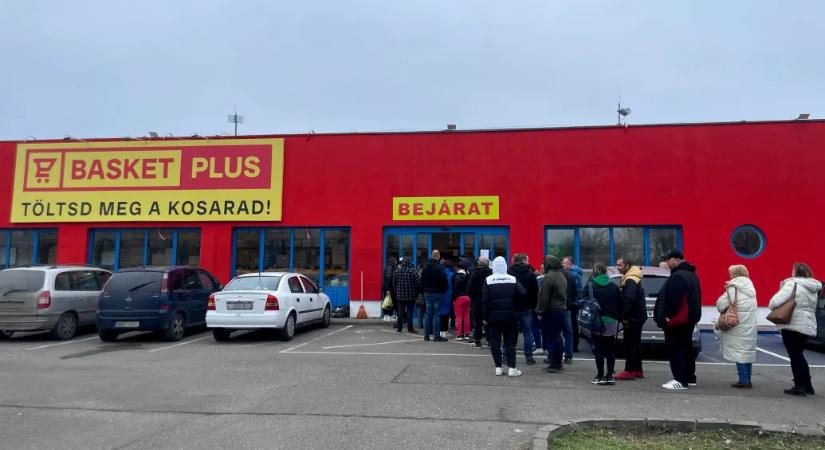 „Jönnek jobb idők, de fel kell készülni a rosszabbakra is. Most egy ilyen rosszabb van” – megkérdeztük az embereket, miért állnak sorban az új orosz diszkont előtt