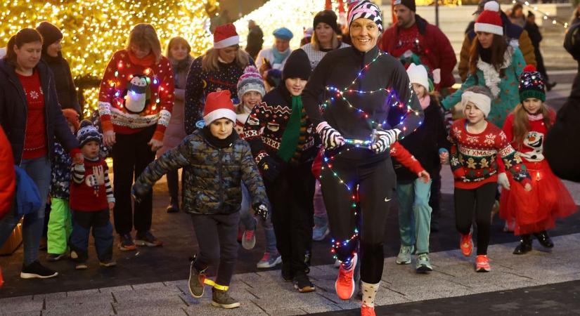 Színes forgatag a Fő utcán: ismét előkerültek a csúnya pulcsik Kaposváron - videó