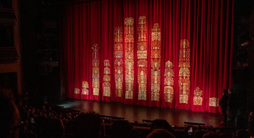 104-en hímezték a Nemzeti Színház új díszfüggönyét