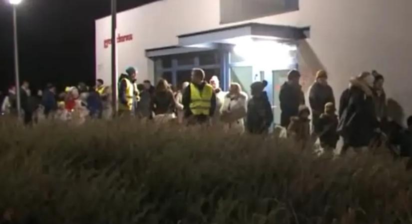 Annyi oltásellenes szülő támadja, hogy felmondana a gödi gyerekorvos, szimpátiasétával álltak ki mellette a helyiek