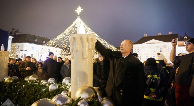 Fellobbant az öröm lángja Győrben